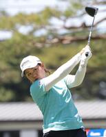 　１０番、ティーショットを放つ畑岡奈紗（撮影・西岡正）