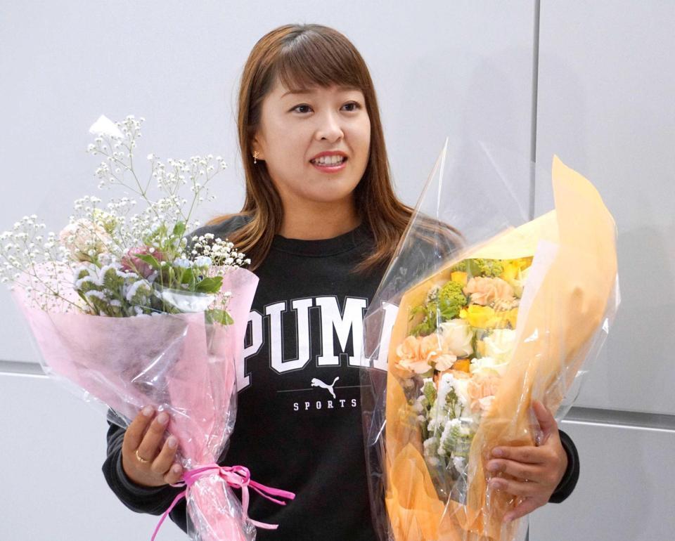 　米ツアー初優勝を果たして帰国し、花束を手にする西郷真央