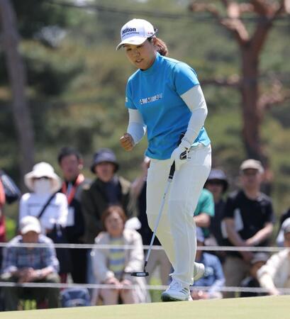 　９番、バーディーパットを鎮め、ガッツポーズする畑岡奈紗（撮影・西岡正）