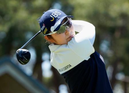 藤田さいきが首位、２位桑木志帆　サロンパスゴルフ第１日
