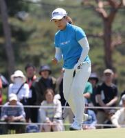 　９番、バーディーパットを鎮め、ガッツポーズする畑岡奈紗（撮影・西岡正）