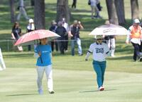 　８番、日傘をさしながら、佐久間朱莉（右）と話す畑岡奈紗（撮影・西岡正）