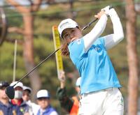 　１０番、ティーショットを放つ畑岡奈紗（撮影・西岡正）