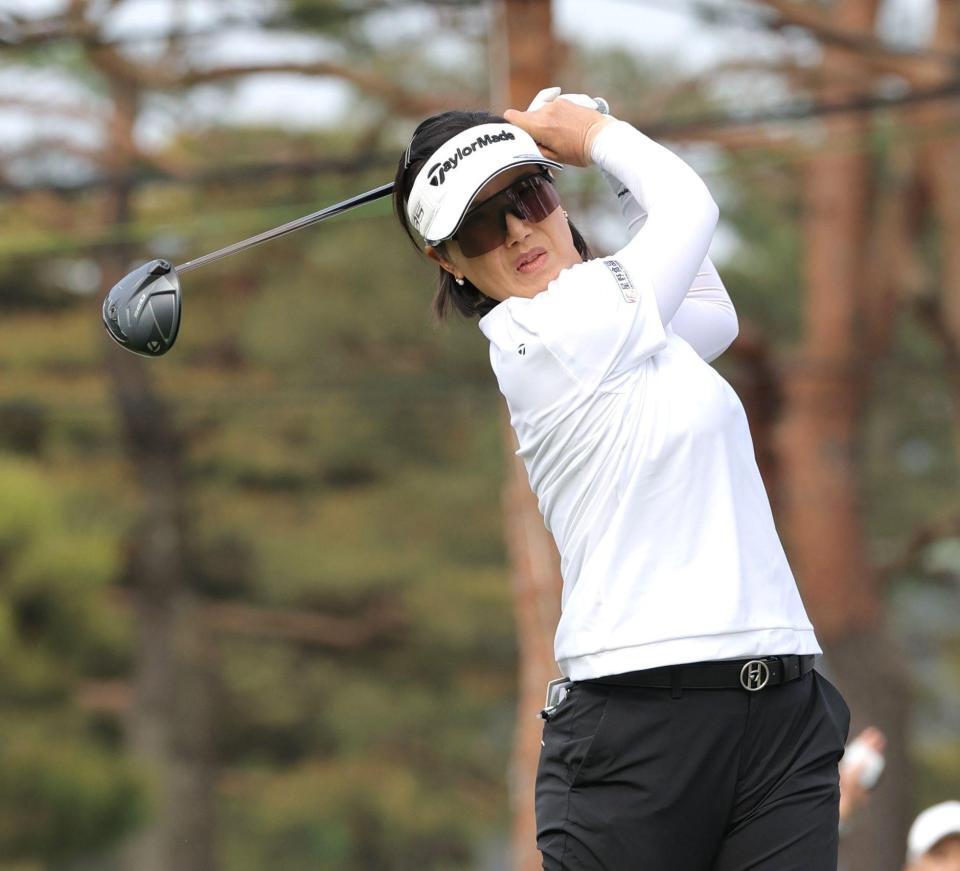 　１０番、ティーショットを放つ全美貞（撮影・西岡正）