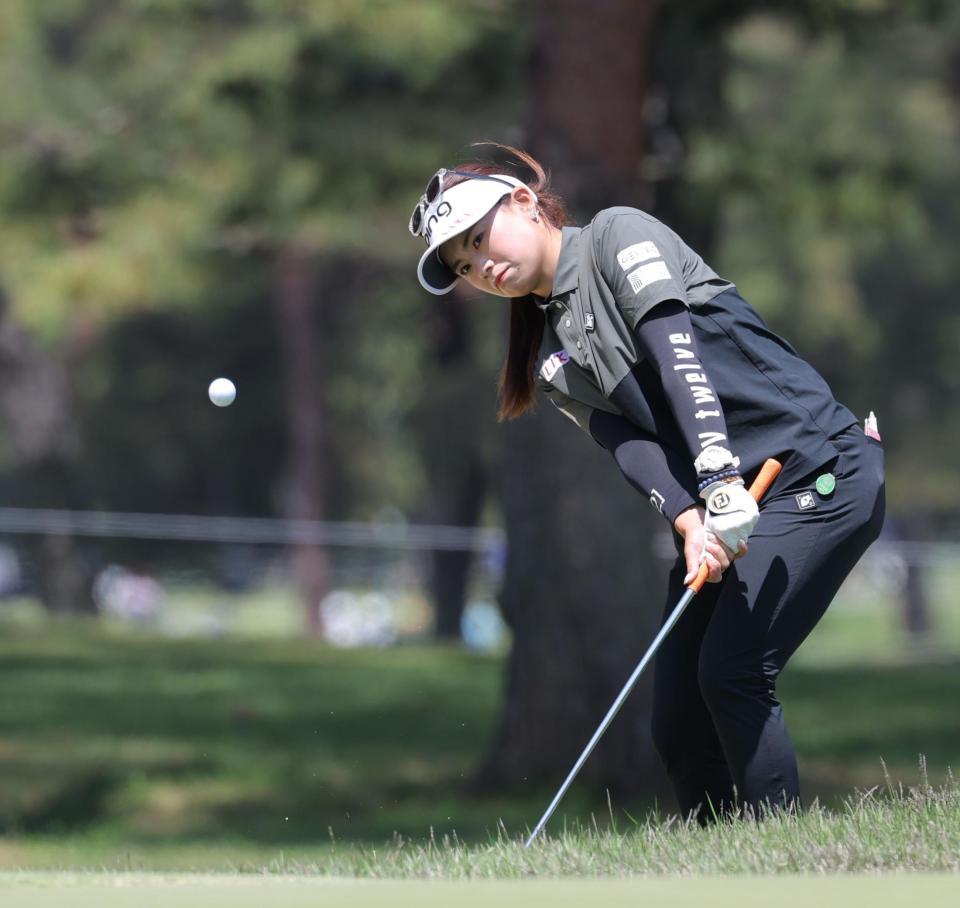 　１３番、２打目を放つ藤田かれん（撮影・西岡正）