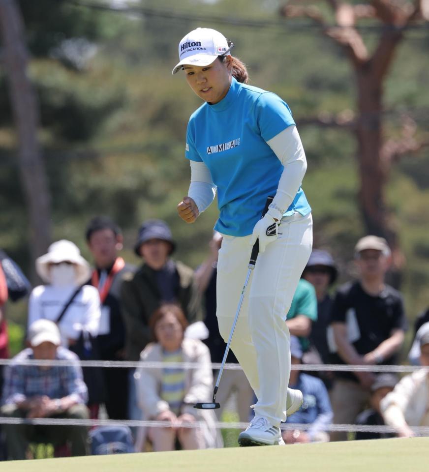 　９番、バーディーパットを鎮め、ガッツポーズする畑岡奈紗（撮影・西岡正）