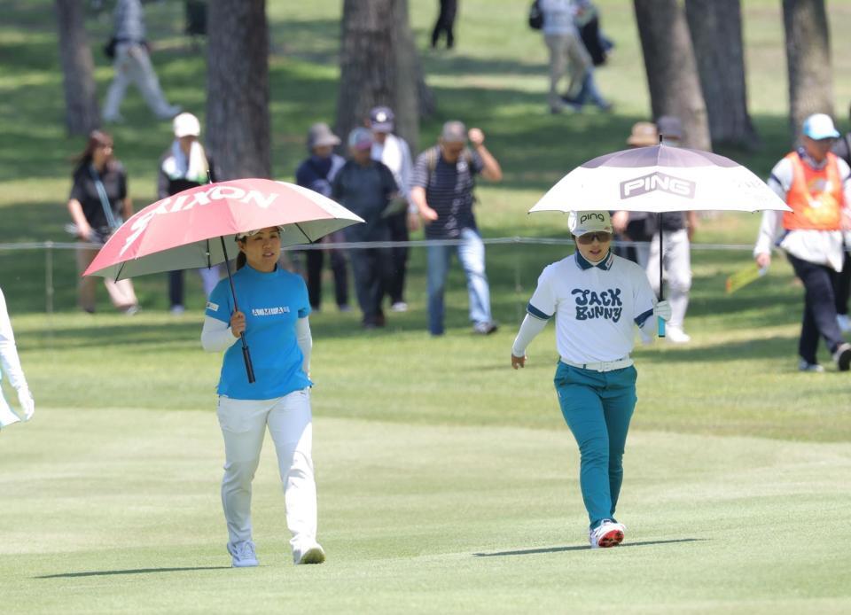 　８番、日傘をさしながら、佐久間朱莉（右）と話す畑岡奈紗（撮影・西岡正）