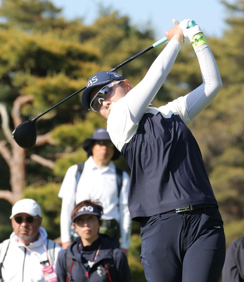 　９番、ティーショットを放つ藤田さいき（撮影・西岡正）