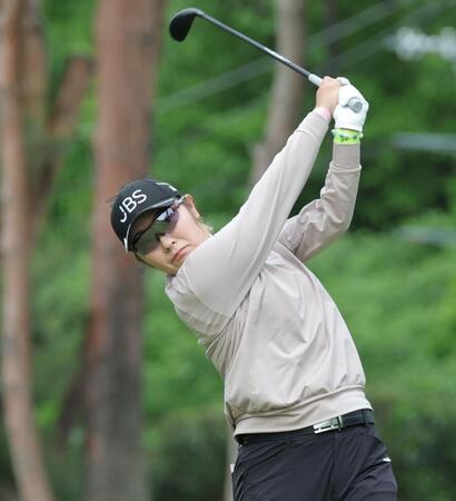 　２番、ティーショットを放つ藤田さいき（撮影・西岡正）