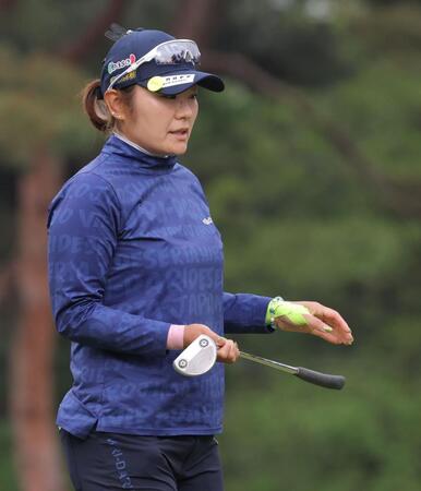 　１０アンダーの首位でホールアウトした藤田さいき（撮影・西岡正）