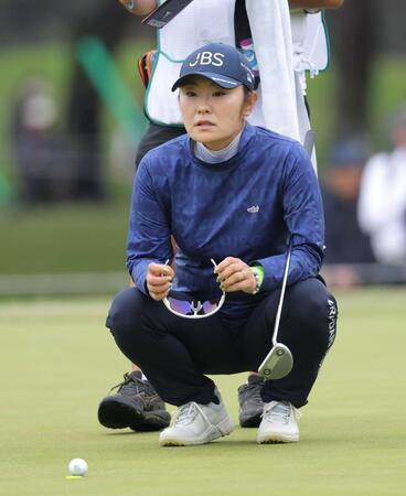 　１５番、サングラスを外してラインを読む藤田さいき（撮影・西岡正）