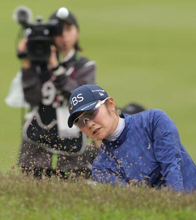 　９番、バンカーショットを放つ藤田さいき（撮影・西岡正）