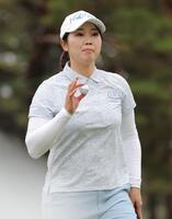 　９番をパーで終え、ファンの声に応える葭葉ルミ（撮影・西岡正）