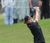 　７番、ショットを放つ山城奈々（撮影・西岡正）