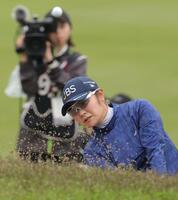 　９番、バンカーショットを放つ藤田さいき（撮影・西岡正）