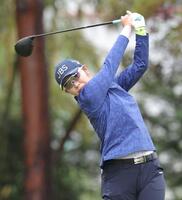 　４番、ティーショットを放つ藤田さいき（撮影・西岡正）