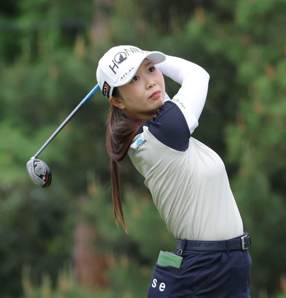 　２番、ティーショットを放つ金沢志奈