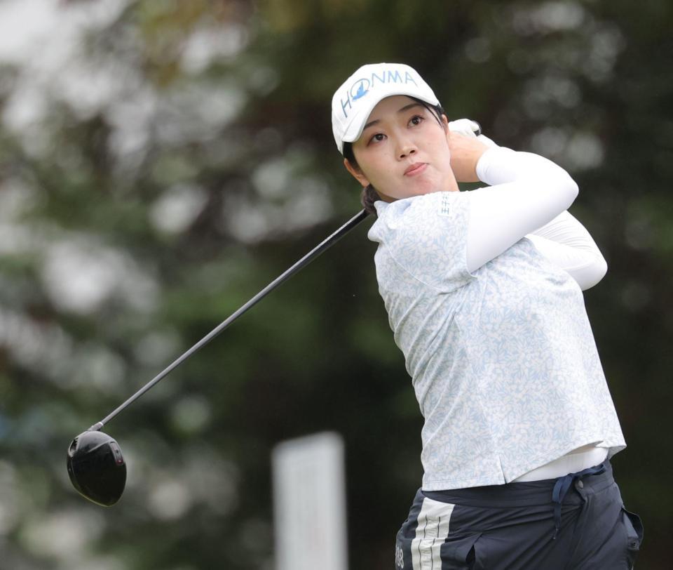 　４番、ティーショットを放つ葭葉ルミ（撮影・西岡正）