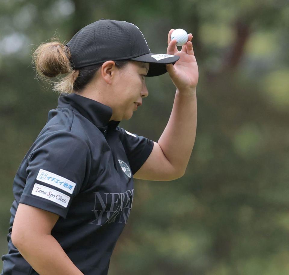 　７番、バーディーを決め、ファンの声に応える山城奈々（撮影・西岡正）