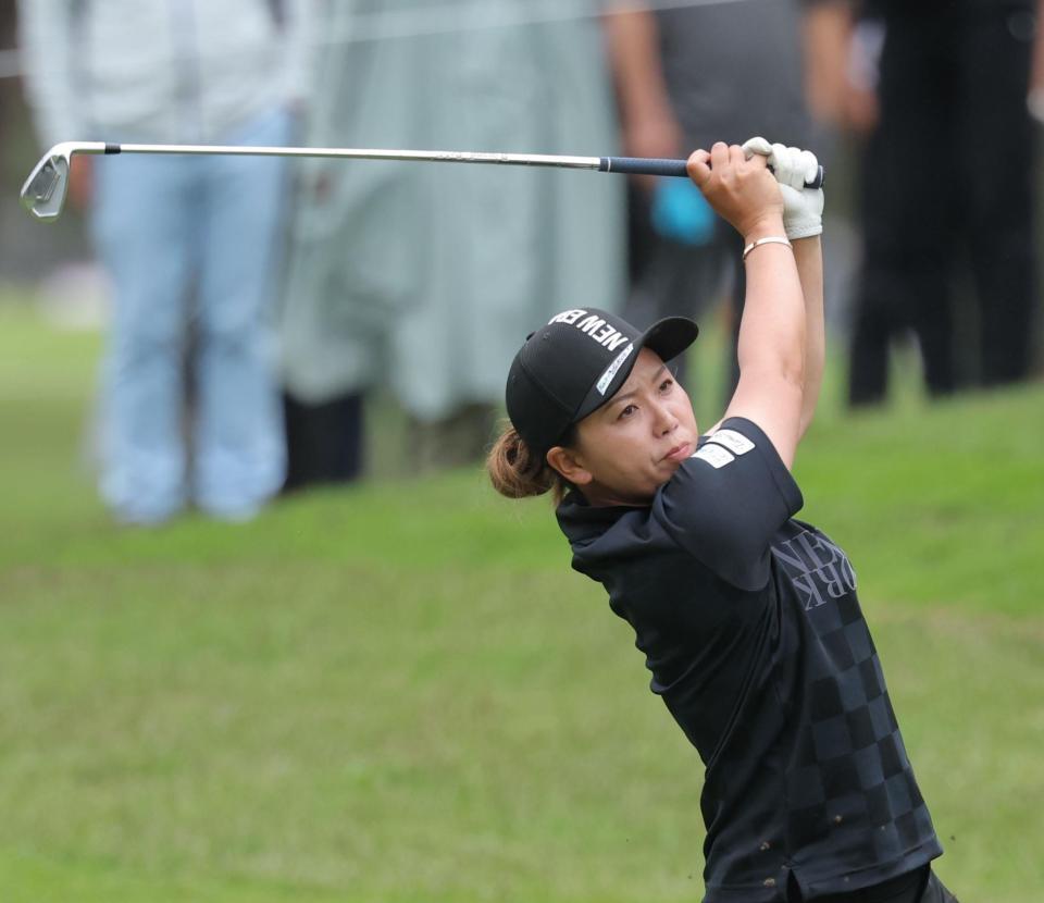 　７番、ショットを放つ山城奈々（撮影・西岡正）