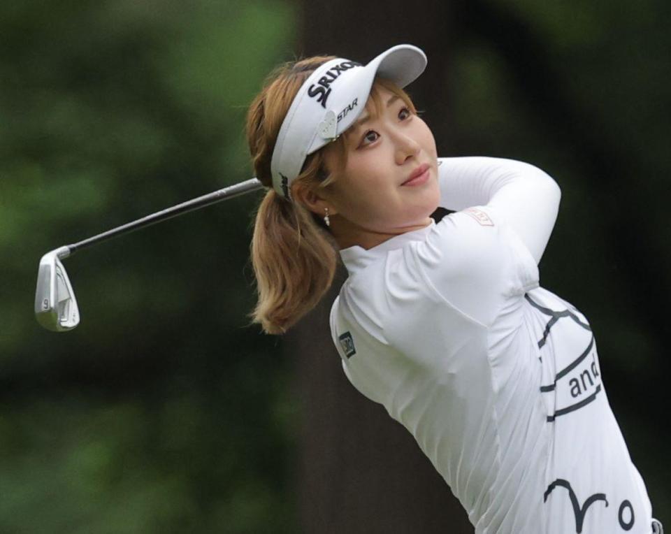 　１５番、２打目を放つ都玲華（撮影・西岡正）