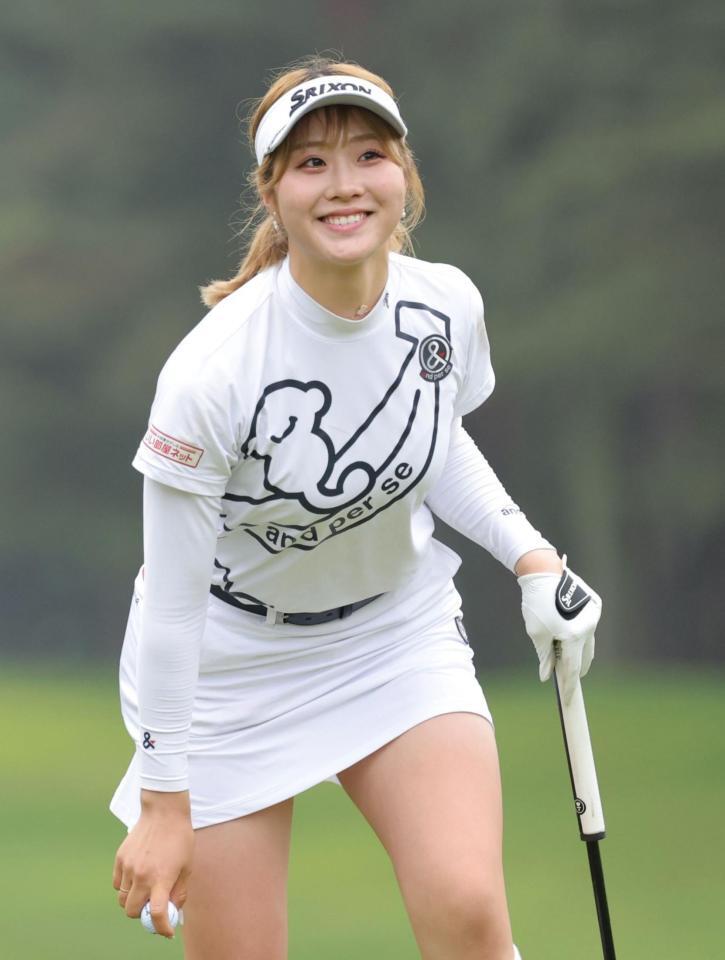 　１８番、バーディーを決め、ファンの声援に笑顔を見せる都玲華（撮影・西岡正）