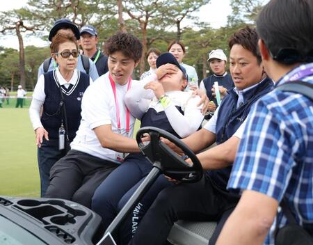 　体調不良でカートで運ばれる藤田さいき（撮影・西岡正）