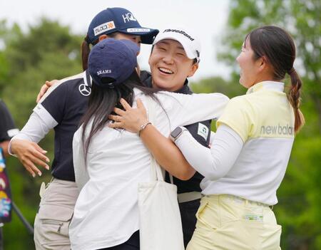 　最終日、優勝を果たし仲間の祝福を受ける申ジエ