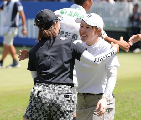 　６位でホールアウトし、高橋彩華（手前）と抱き合う荒木優奈（撮影・西岡正）