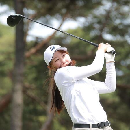 　１８番、ティーショットを放つ荒木優奈（撮影・西岡正）