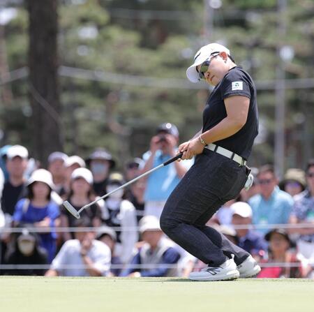 　９番、バーディーパットを外し、体をくねらせる藤田さいき（撮影・西岡正）