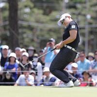 　９番、バーディーパットを外し、体をくねらせる藤田さいき（撮影・西岡正）