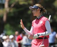 　９番を終え、ギャラリーに手を振る都玲華（撮影・西岡正）