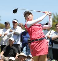 　９番、ティーショットを放つ都玲華（撮影・西岡正）