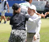 　６位でホールアウトし、高橋彩華（手前）と抱き合う荒木優奈（撮影・西岡正）