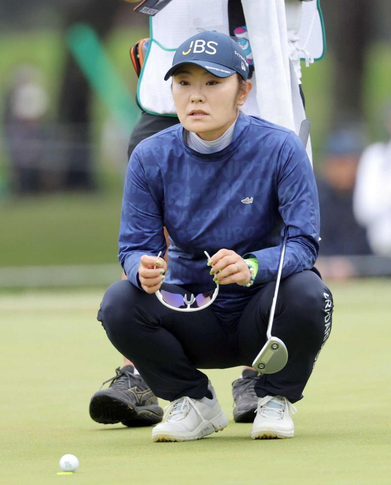 　１５番、サングラスを外してラインを読む藤田さいき