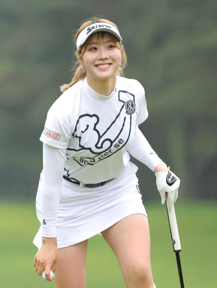 　１８番、バーディーを決め、ファンの声援に笑顔を見せる都玲華（撮影・西岡正）