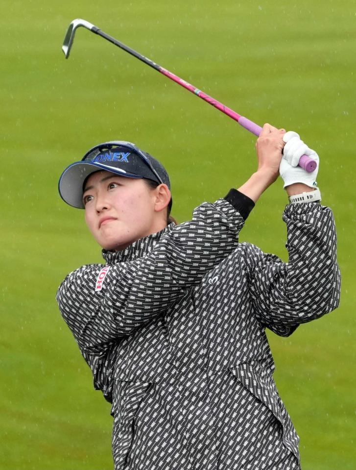 　第２ラウンド、通算５アンダーで１３位の岩井千怜（共同）