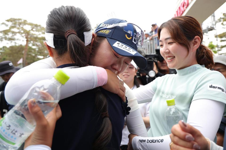 　満身創痍（そうい）で力尽き、後輩選手に支えられながら、涙を流す藤田さいき（撮影・西岡正）