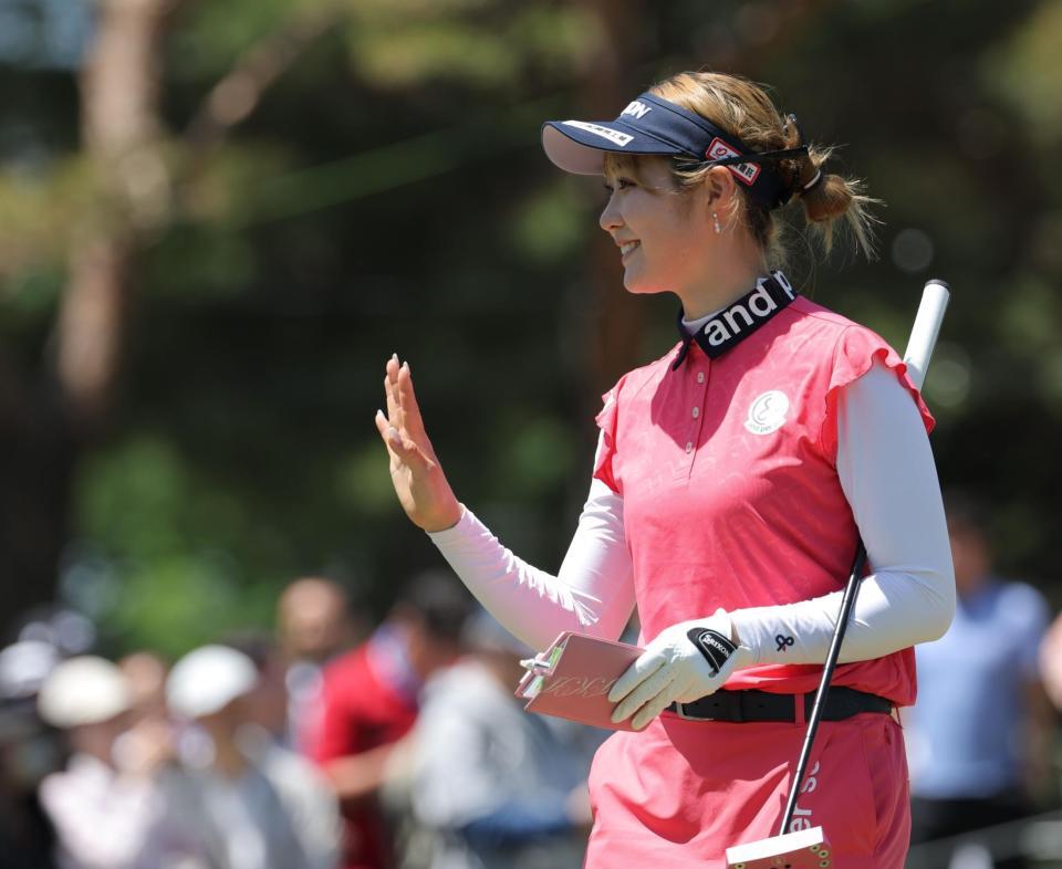 　９番を終え、ギャラリーに手を振る都玲華（撮影・西岡正）