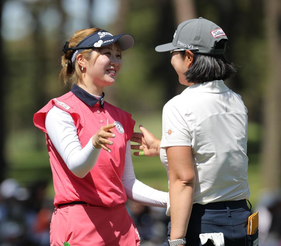 　８位でホールアウトし、イ・ミニョン（右）と抱き合う都玲華（撮影・西岡正）