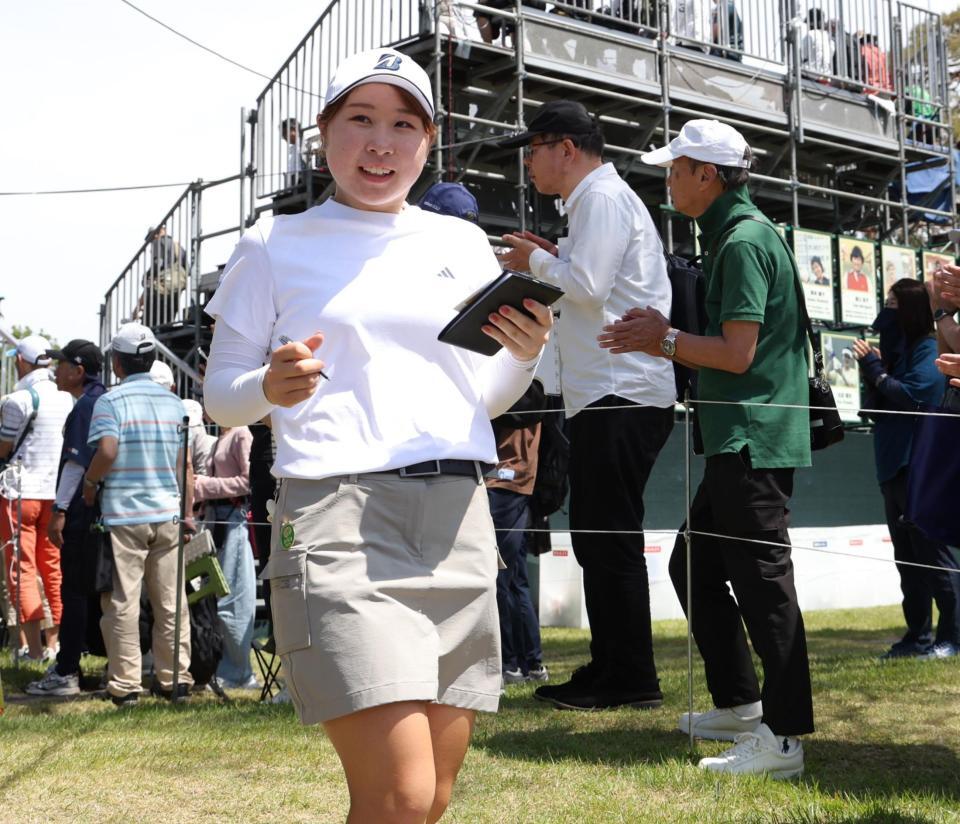 　６位でホールアウトし、笑顔で引き揚げる荒木優奈（撮影・西岡正）
