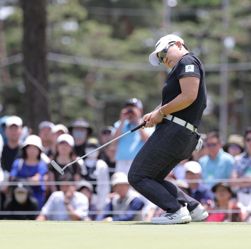 　９番、バーディーパットを外し、体をくねらせる藤田さいき（撮影・西岡正）