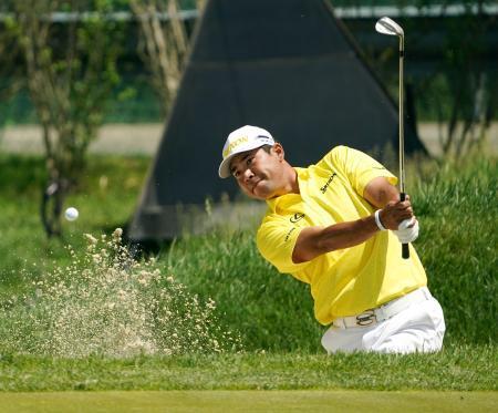 　最終ラウンド、２番でバンカーショットを放つ松山英樹。通算７アンダーで１７位＝フィラデルフィア・クリケットクラブ（共同）