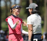 　８位でホールアウトし、イ・ミニョン（右）と抱き合う都玲華（撮影・西岡正）