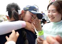 　プレーオフで敗れ、後輩選手に支えられながら、涙を流す藤田さいき