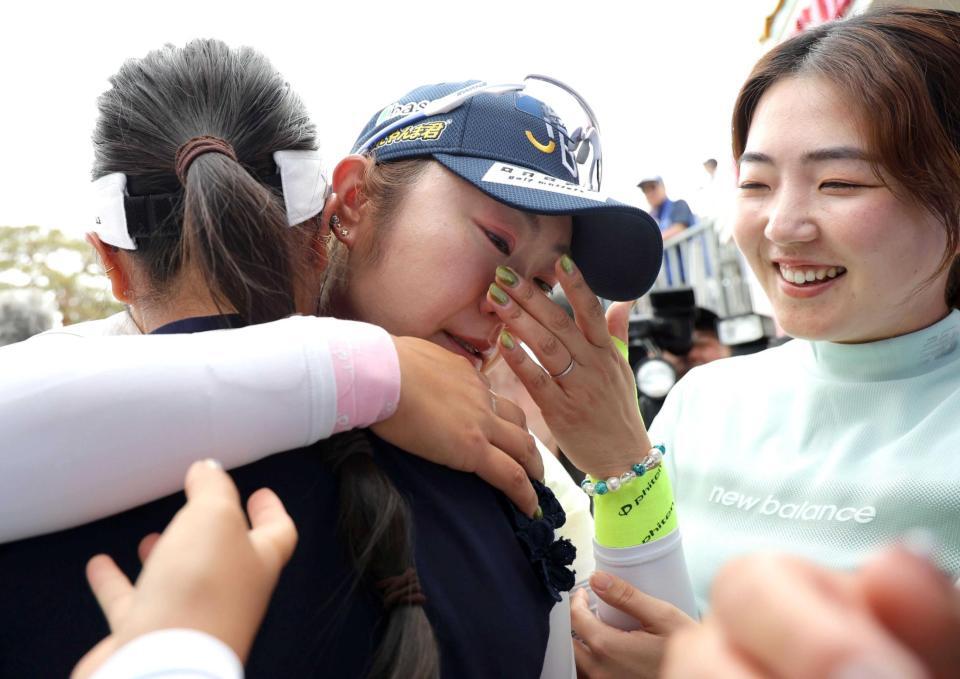 　プレーオフで敗れ、後輩選手に支えられながら、涙を流す藤田さいき