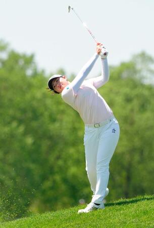 　１７番でショットを放つ（共同）