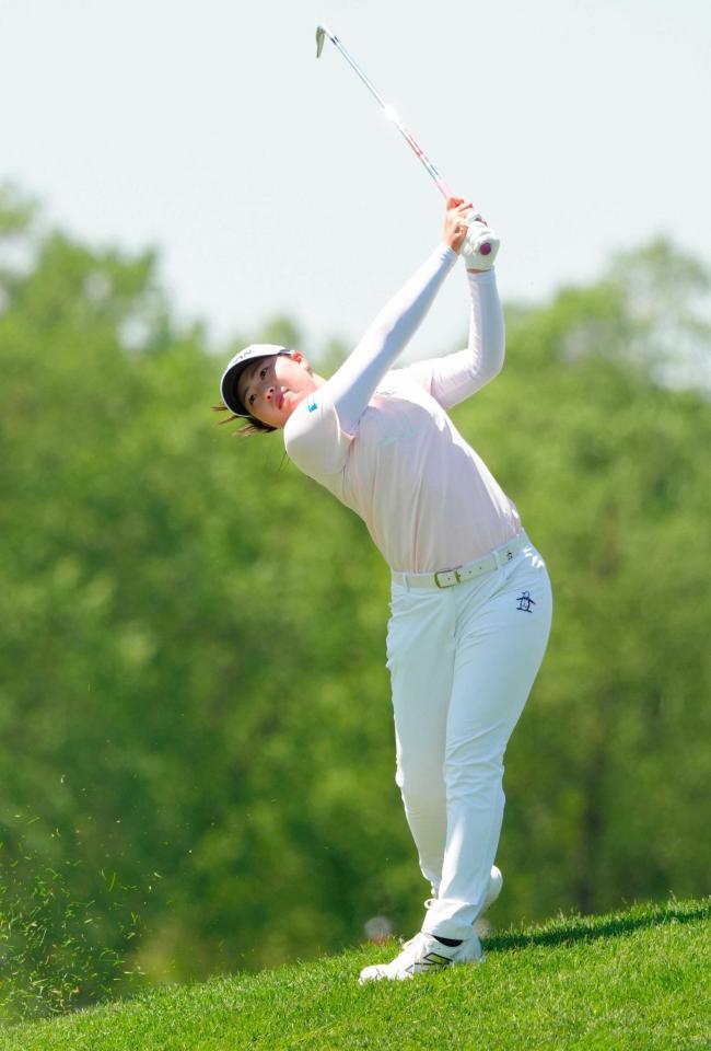 　１７番でショットを放つ（共同）