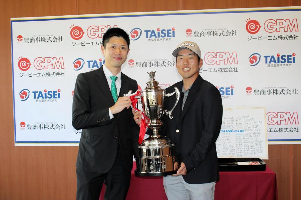 　１アンダーで優勝した植田晃大（右）